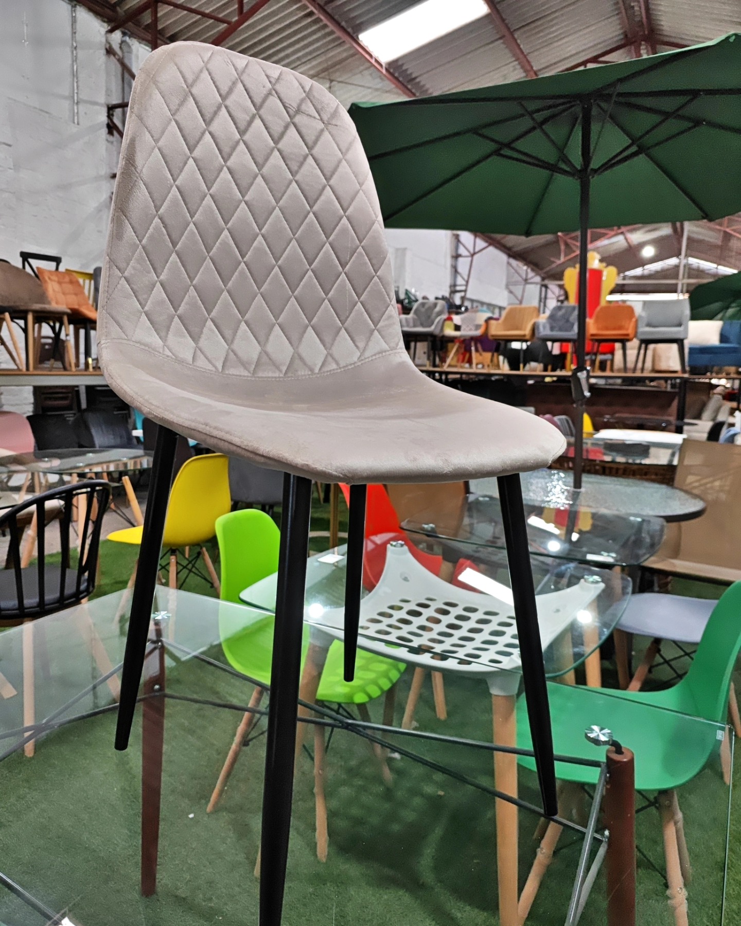 SILLA TELA EN GAMUZA COLOR MOCCA - Imagen 4