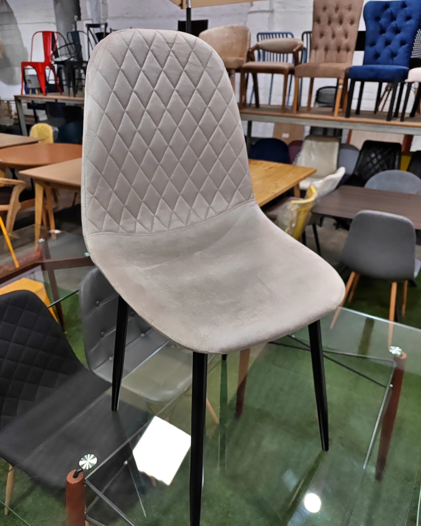 SILLA TELA EN GAMUZA COLOR MOCCA - Imagen 3