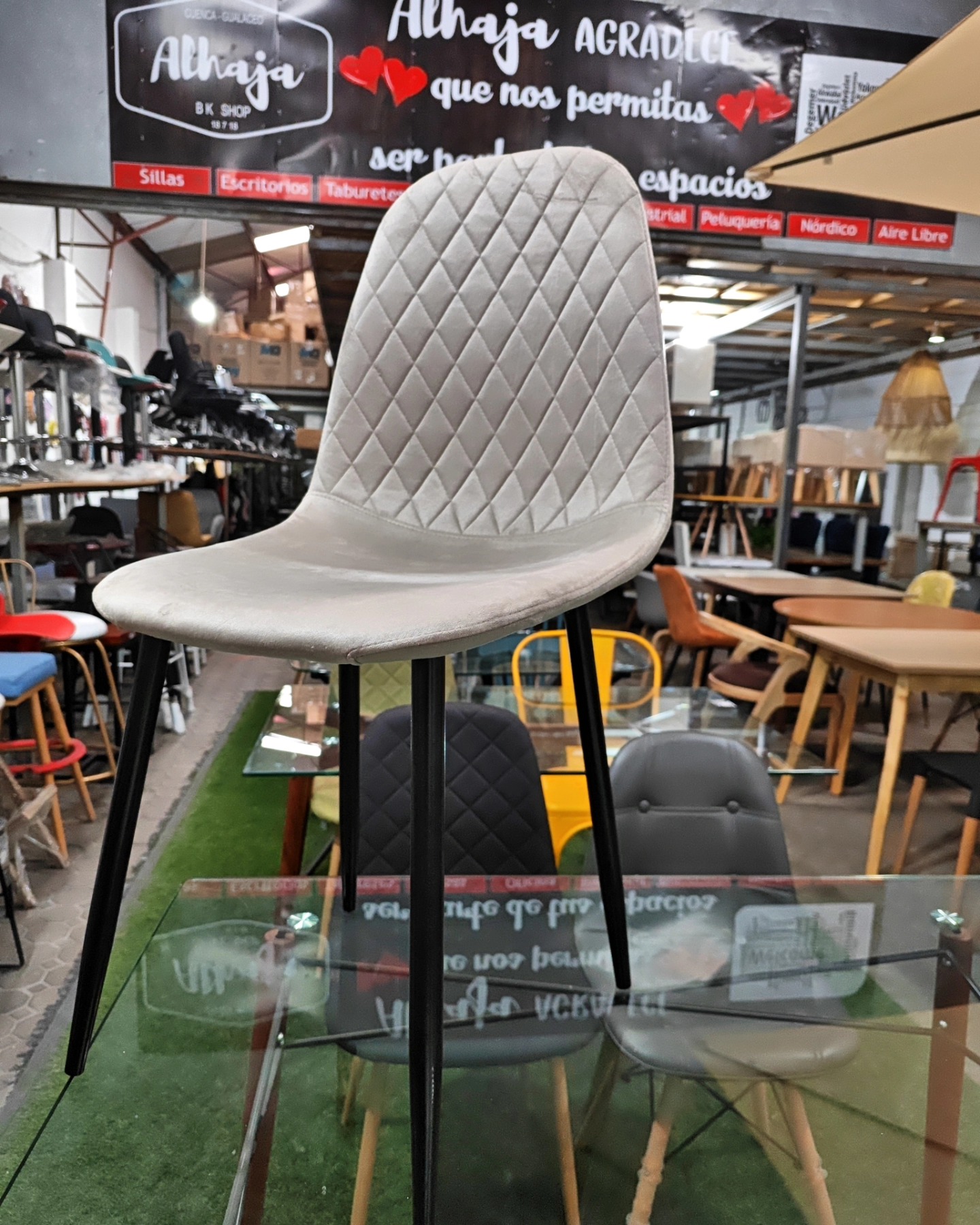 SILLA TELA EN GAMUZA COLOR MOCCA - Imagen 2